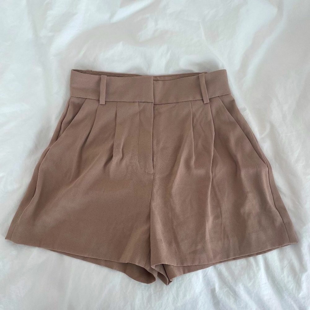 Aritzia Pleated Shorts (Tan, Size 0)